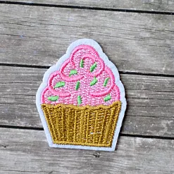 Термонаклейка с вышивкой "Клубничная пироженка" Термонаклейка с вышивкой "Клубничная пироженка"