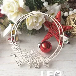 Чипборд "Новогодний венок с шишечками", 8 см (LeoMammy)